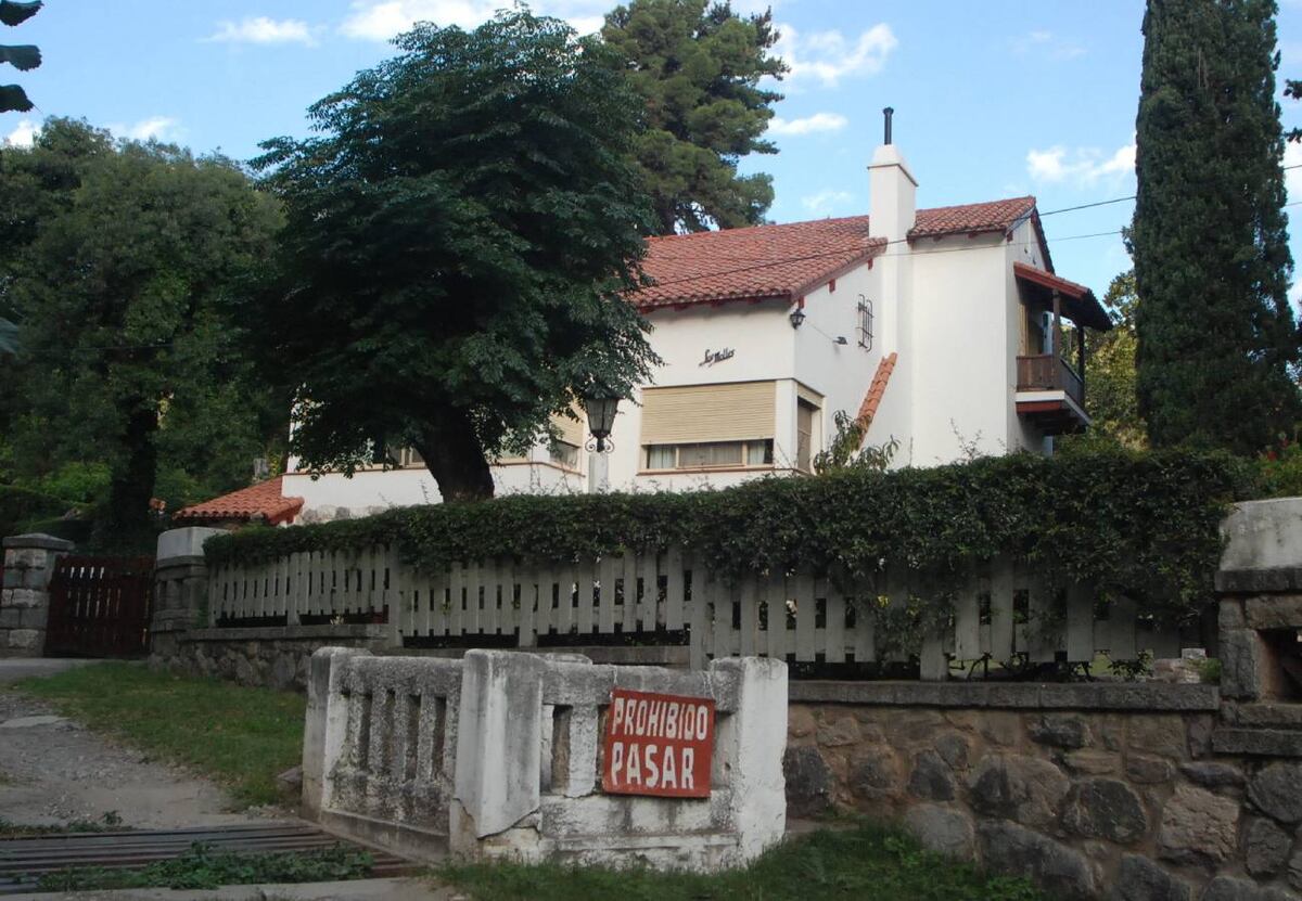 François Chiappe y la residencia donde permanecía. Foto que salió en la edición impresa de La Voz del Interior. (La Voz / Archivo)