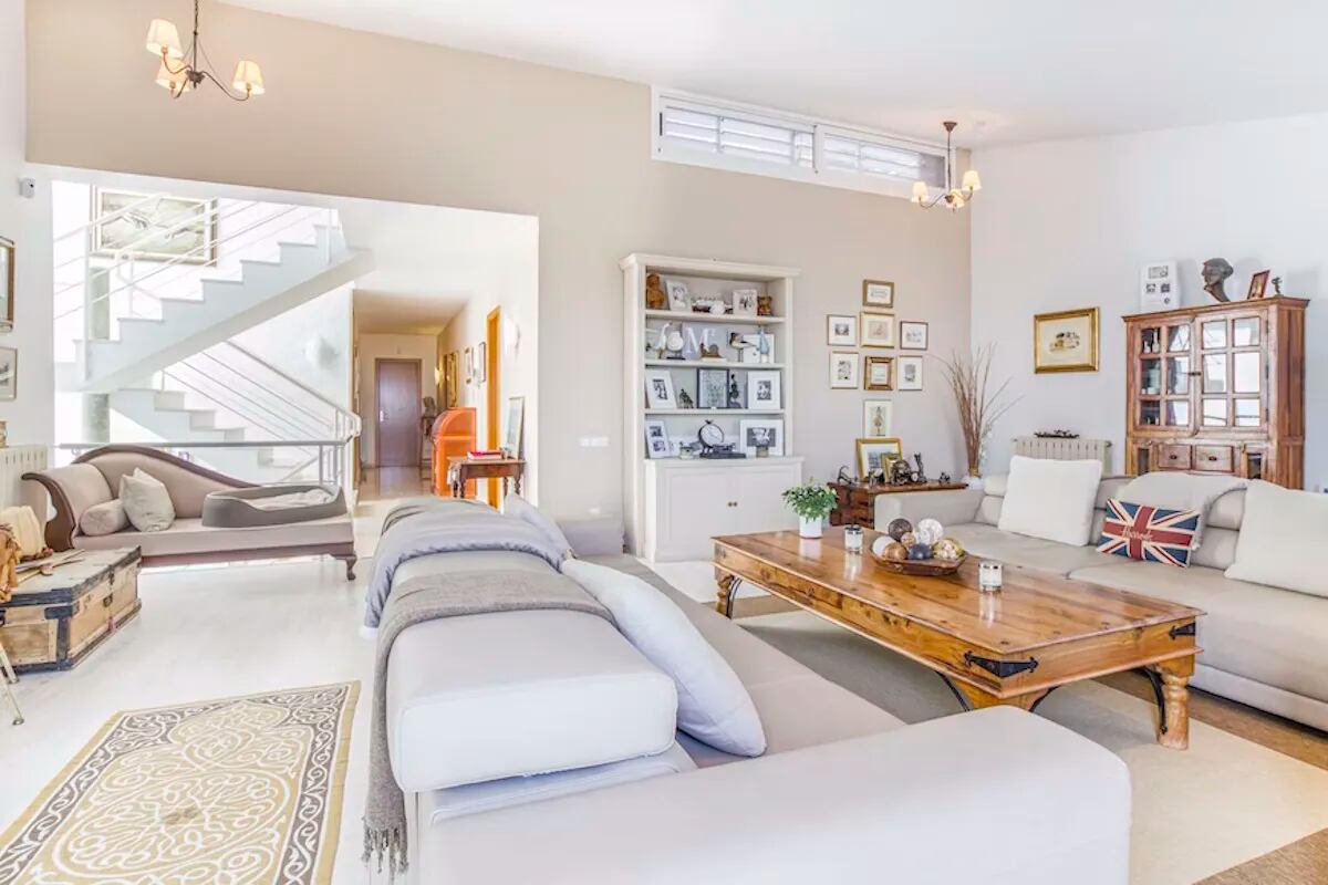 El beige y el blanco suman relax y amplitud.