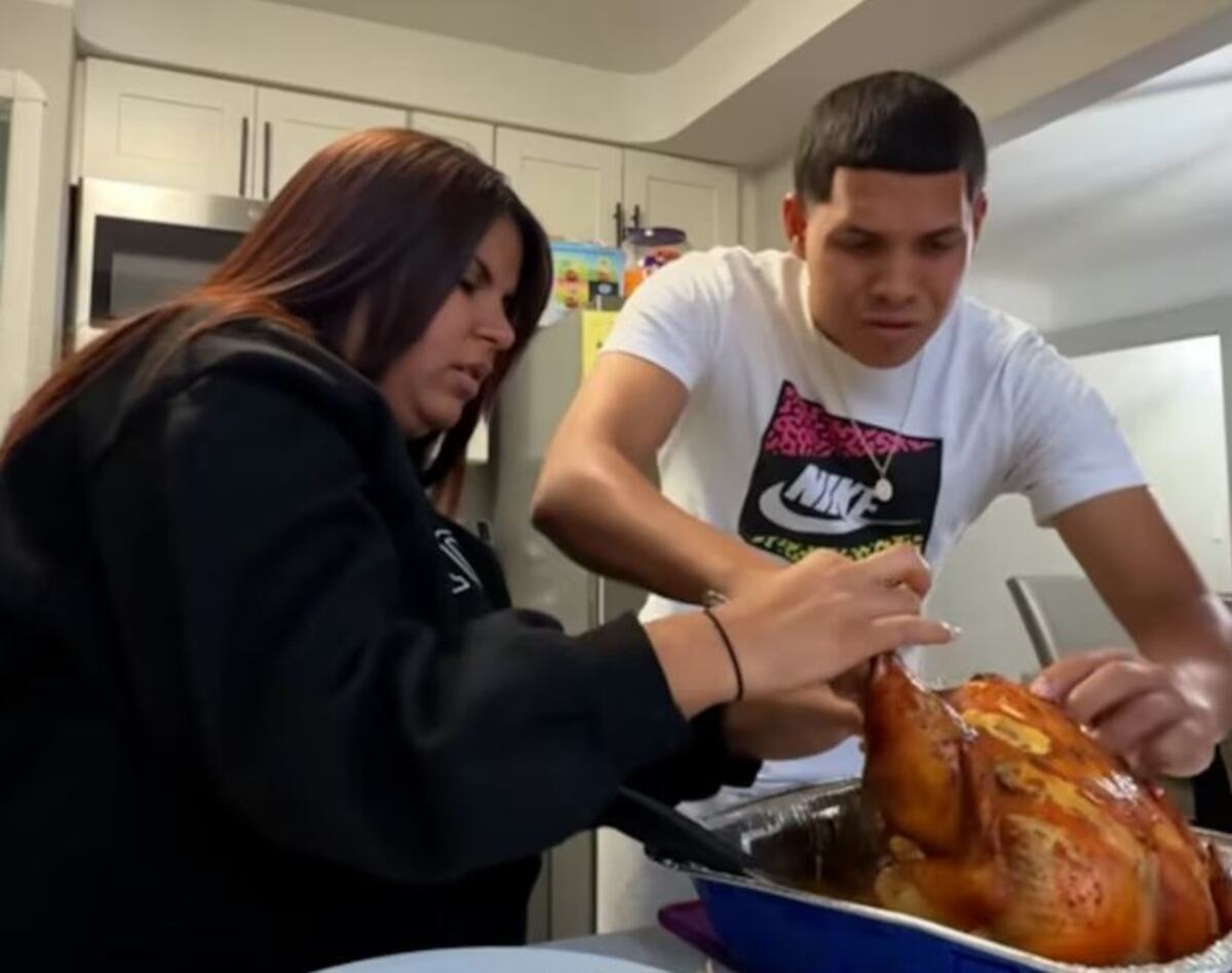 La broma de la “gallina embarazada” que una joven le jugó a su novio y se volvió viral