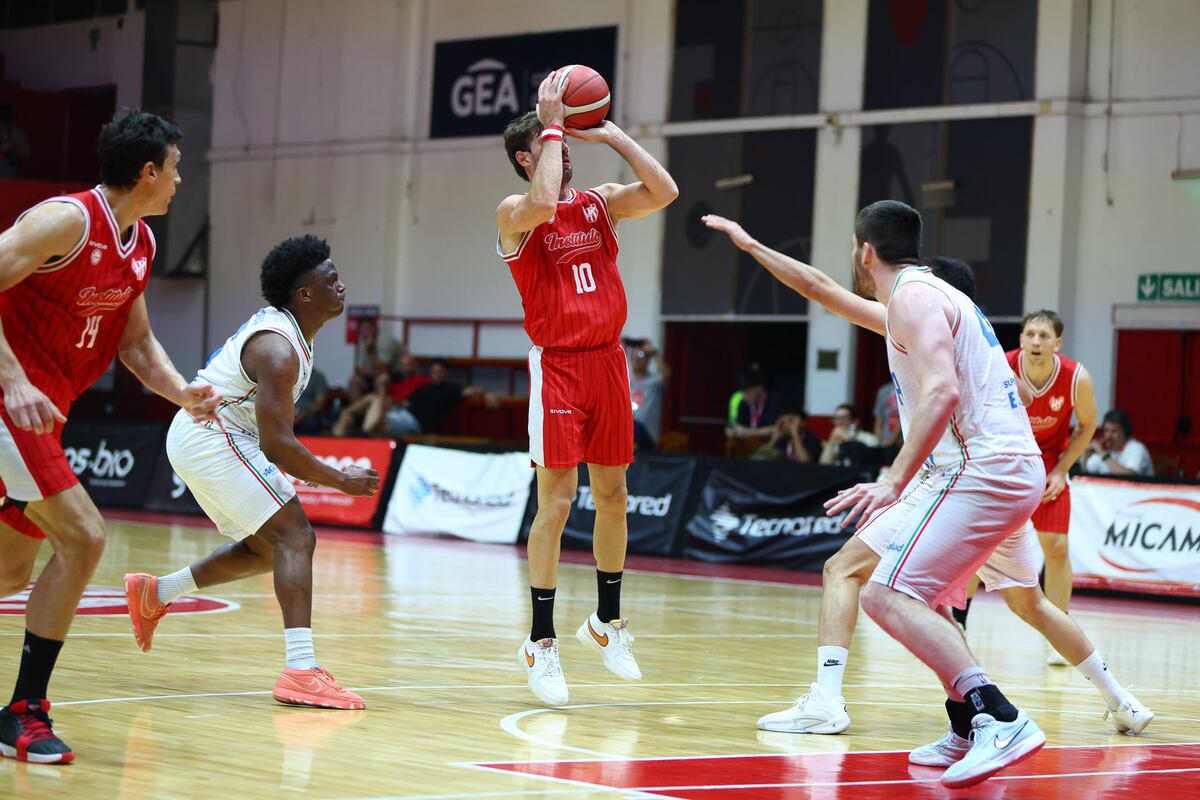 Nicolás Copello fue figura con 22 puntos, anotando cuatro de los ocho triples de Instituto en el triunfo ante Oberá. (Leandro Gómez / Prensa Instituto)