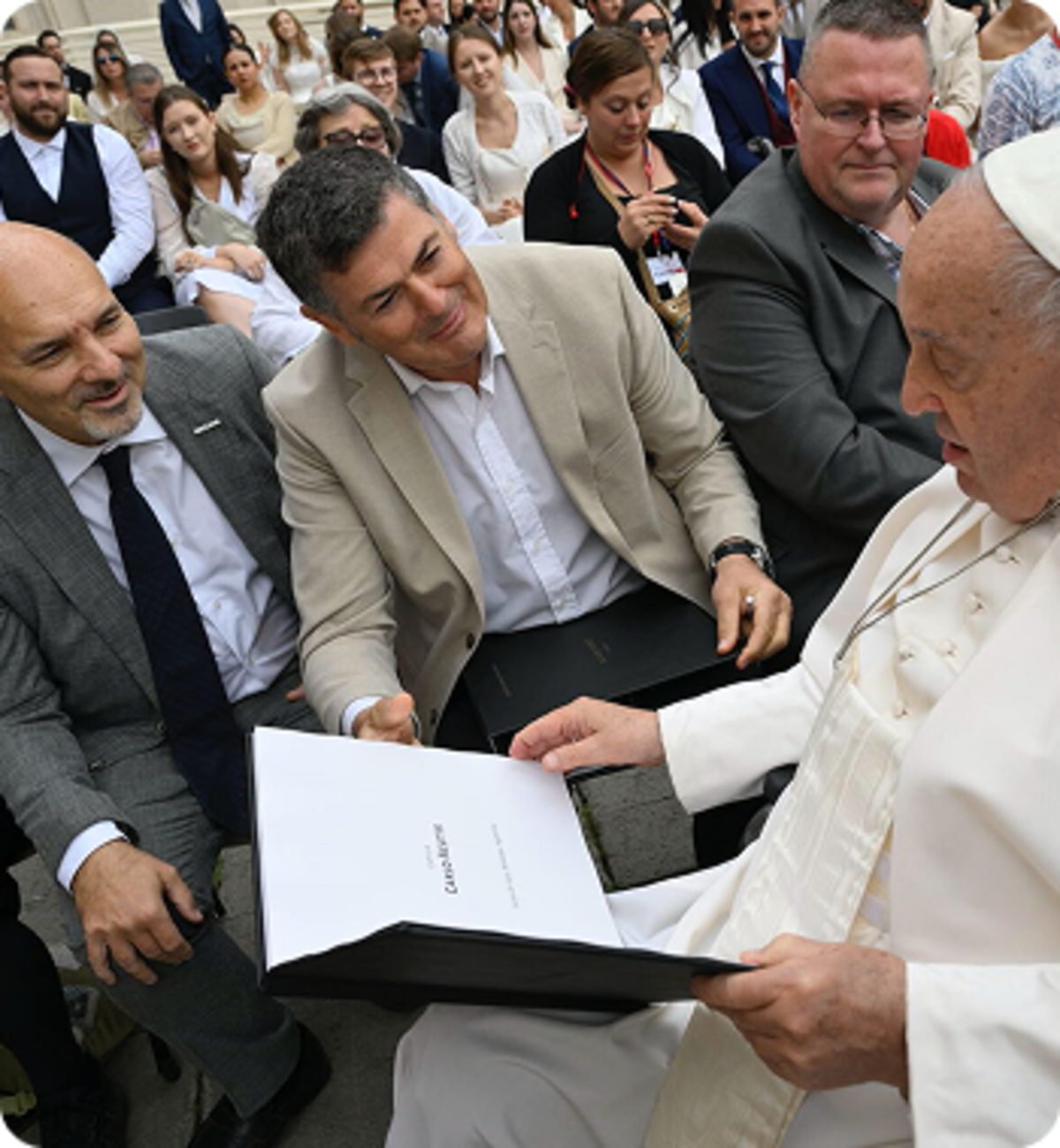 El Papa Francisco con el expediente para la construcción de la primera capilla en honor a Acutis en Argentina.