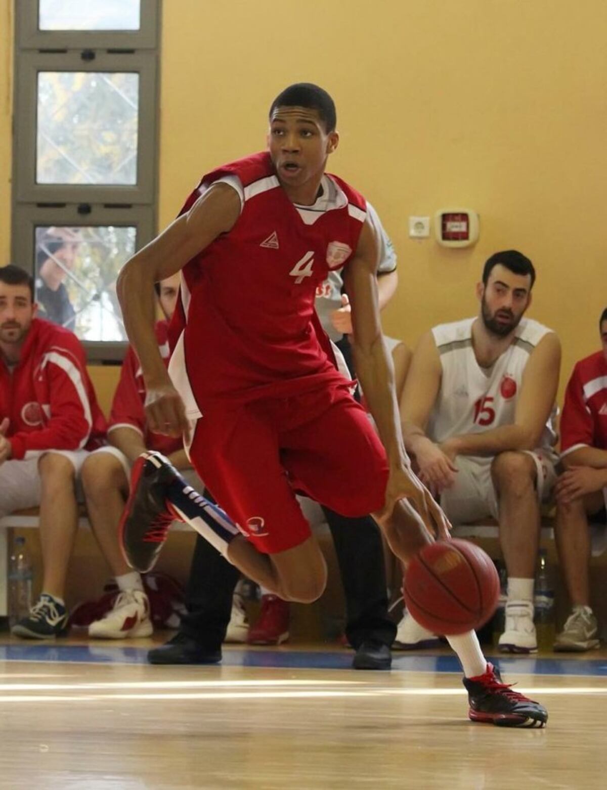 El joven Giannis Antetokuonmpo antes de ser la estrella de la NBA. (AP)