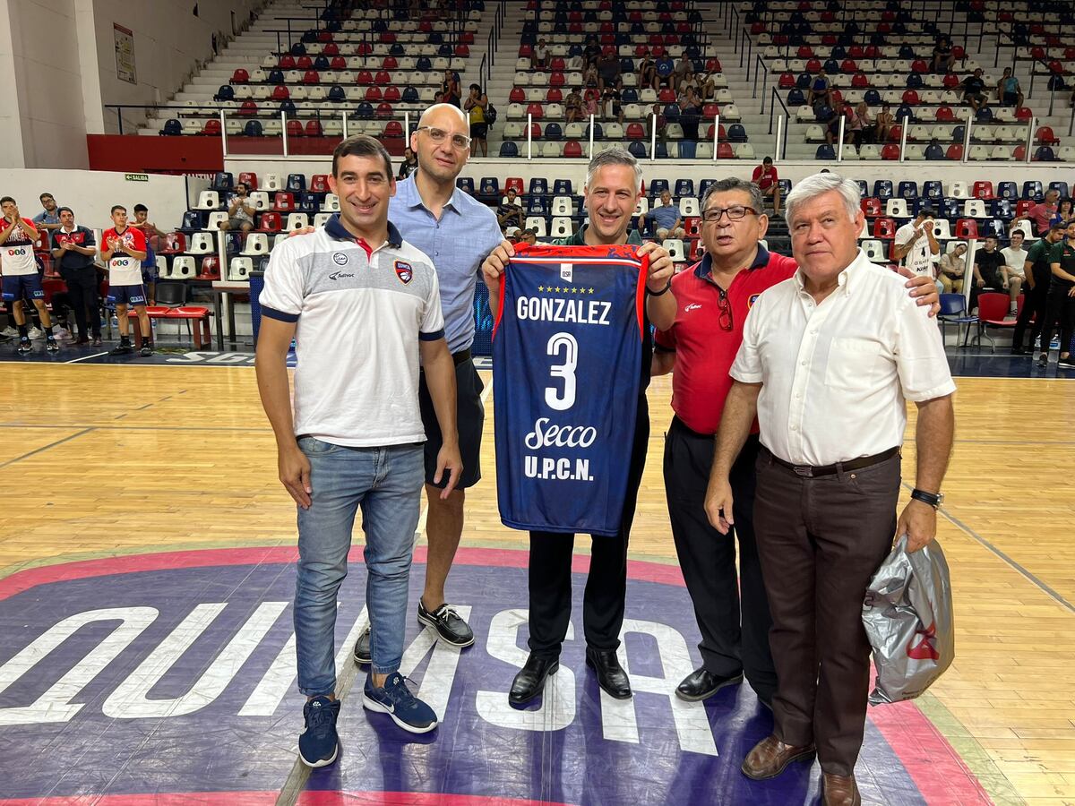 La dirigencia de Quimsa homenajeó a Sebastián González, el DT de Atenas, por su paso en la institución santiagueña en las últimas temporadas. (@AAQuimsa)