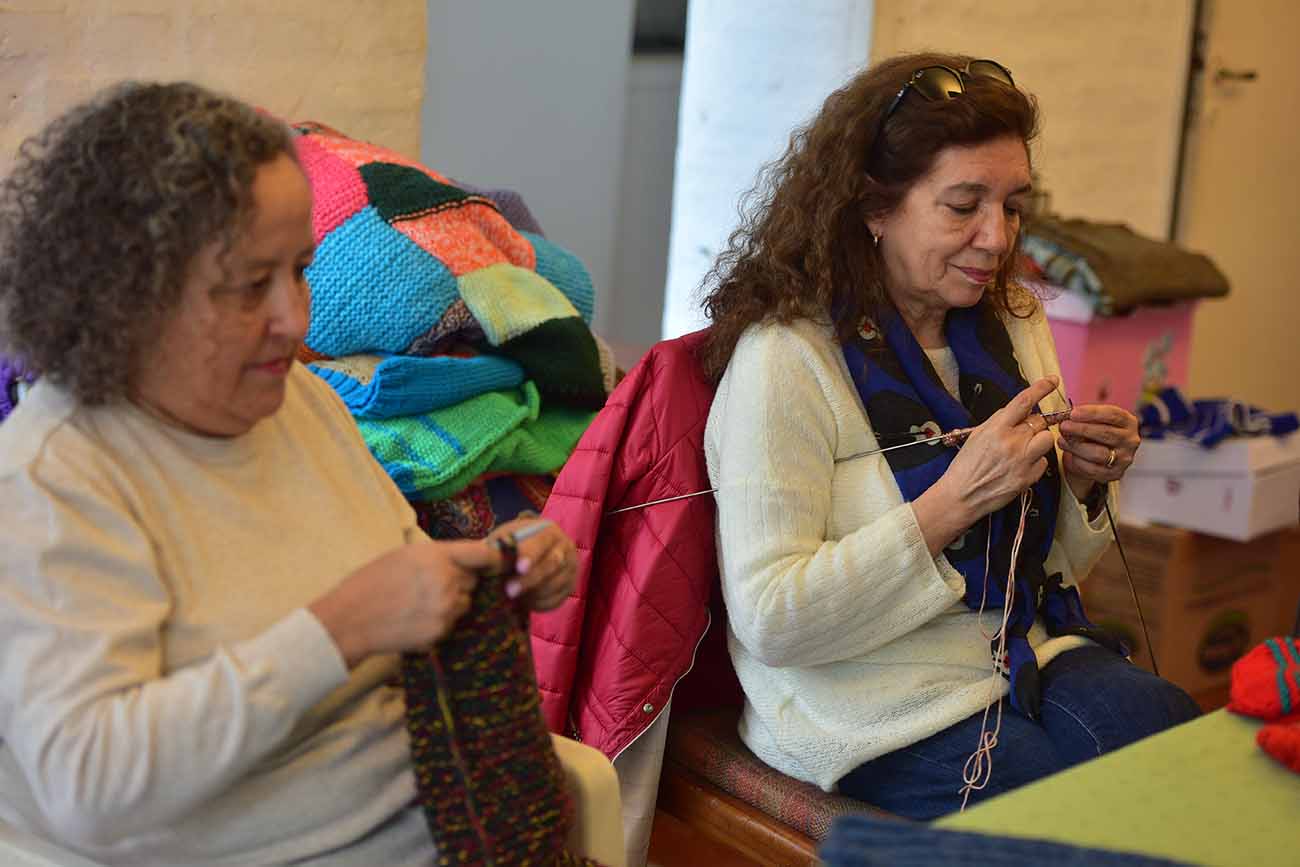 "Tejemos para vos", el grupo de tejido solidario que ayuda a sectores vulnerables. (José Gabriel Hernández / La Voz)