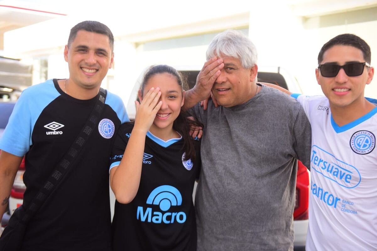 Hinchas de Belgrano copando la ruta para ir a Rafaela y asistir al partido con Real Pilar por los 32avos de final de la Copa Argentina. (José Gabriel Hernández / La Voz)