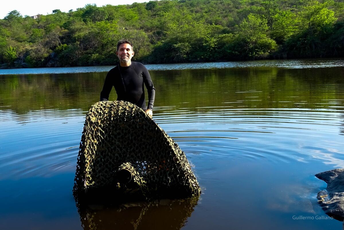 El hidrohide usado como plataforma para obtener la foto desde el agua (Guillermo Galliano)