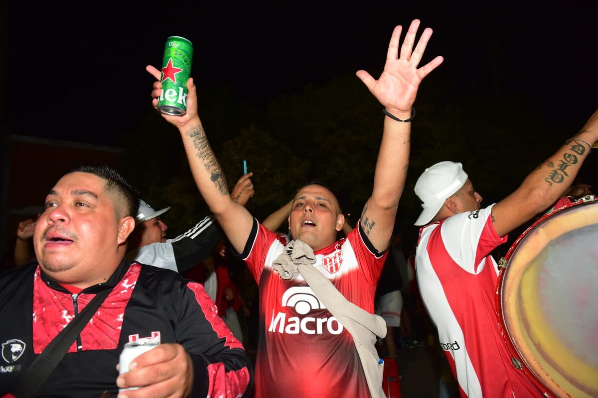 Hinchas de Instituto en la previa del partido con Central Córdoba por el Torneo Apertura. (Jorge Peñalba / La Voz)
