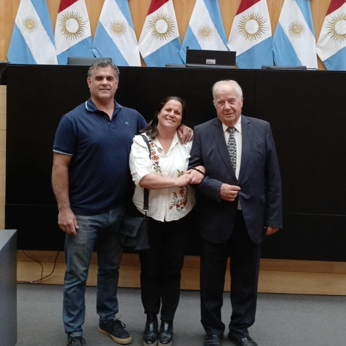 José, Pilar y su papá, el iniciador de todo. José Ignacio Romero Díaz compró media docena de cabras en 1985 para hacer quesos. (Gentileza)