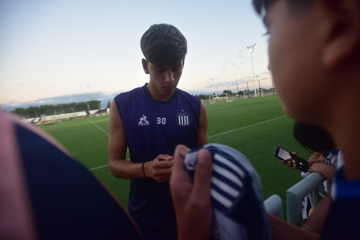 Talleres: el entrenamiento abierto reforzó el vínculo entre el plantel y su gente, en una tarde marcada por el viento y el aliento constante. (Javier Ferreyra / La Voz)
