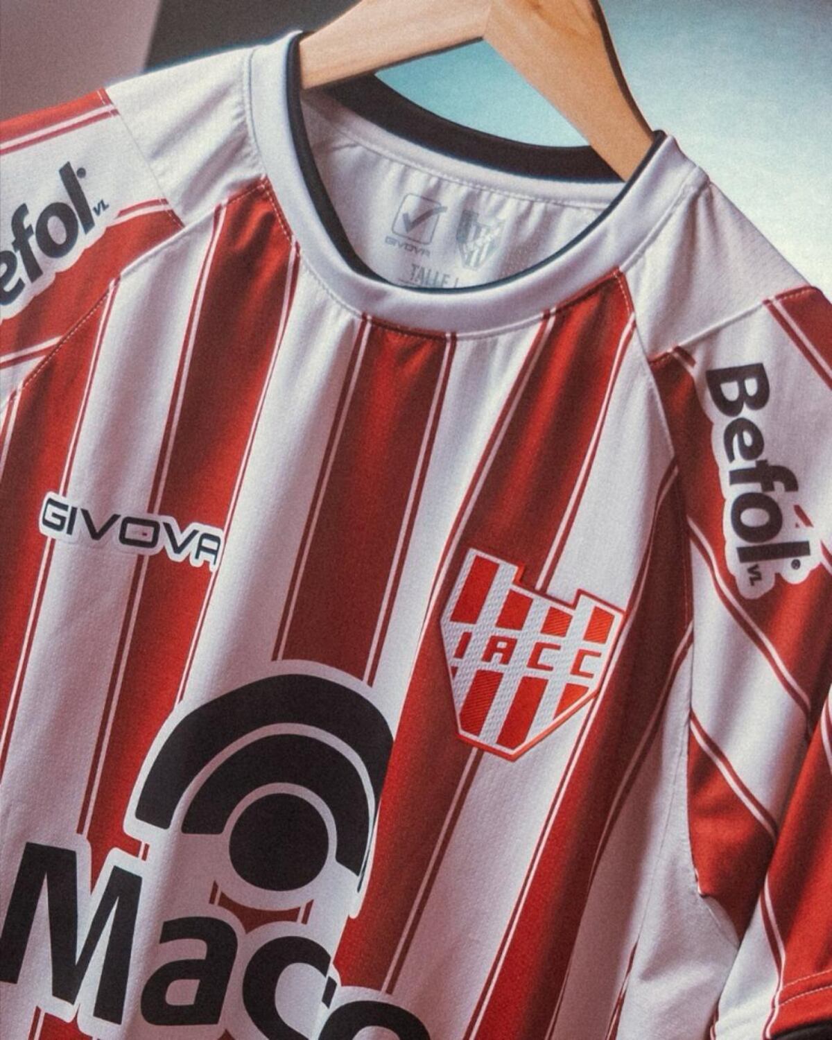 Instituto y Givova presentaron la nueva camiseta. (Prensa)