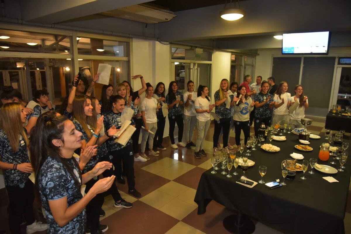 Visita del femenino de Belgrano a la redacción de La Voz (Facundo Luque / La Voz)