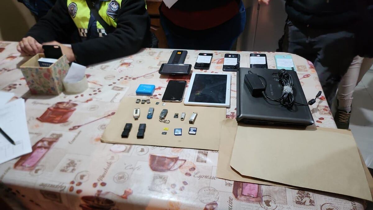 Secuestro de celulares, un arma y otros elementos. (Policía)