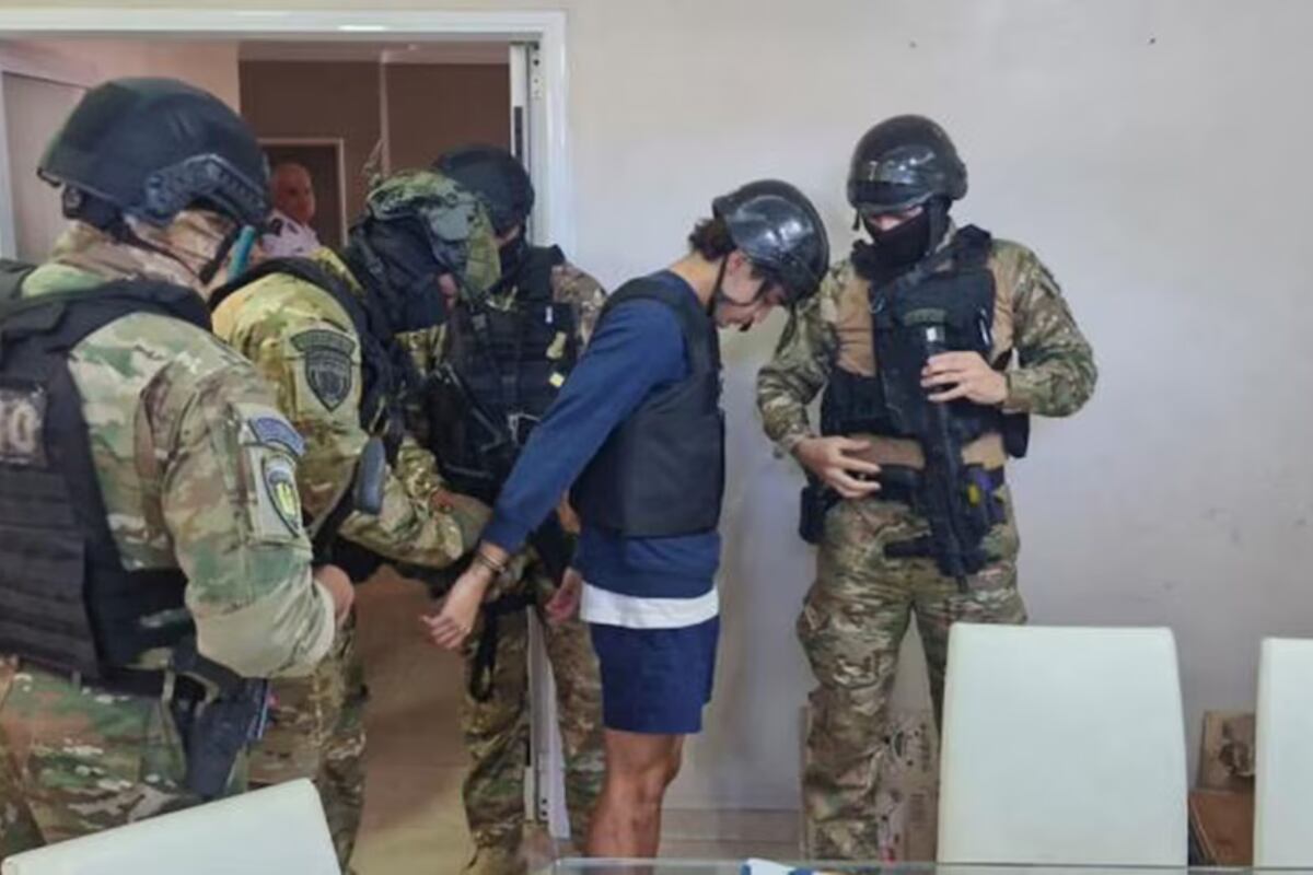 Uno de los sospechosos detenidos durante los allanamientos en Concepción, Tucumán. (comunicaciontucuman.gob.ar)