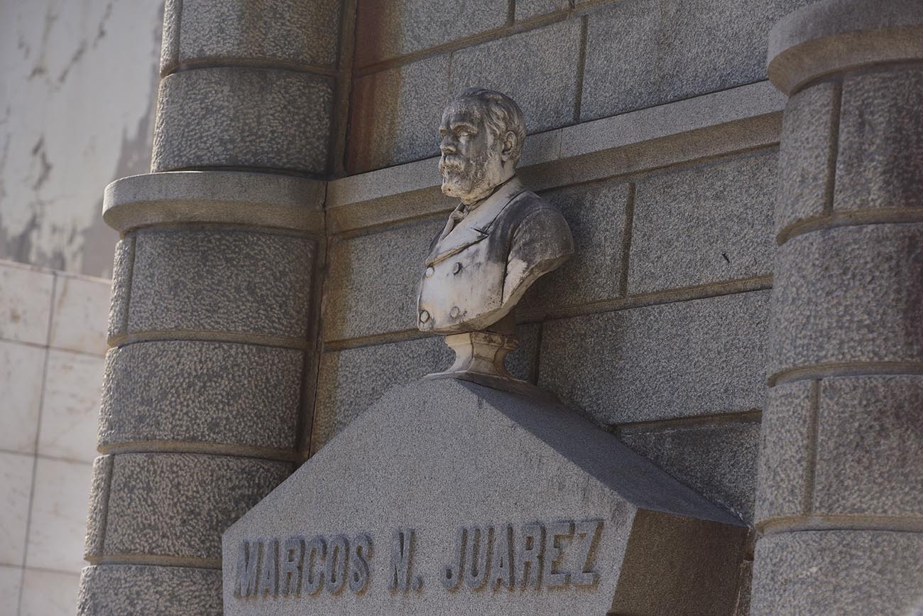 Marcos Juárez descansa en un gran mausoleo familiar en el camposanto sobre la calle San Juan Bosco. (José Gabriel Hernández / La Voz)