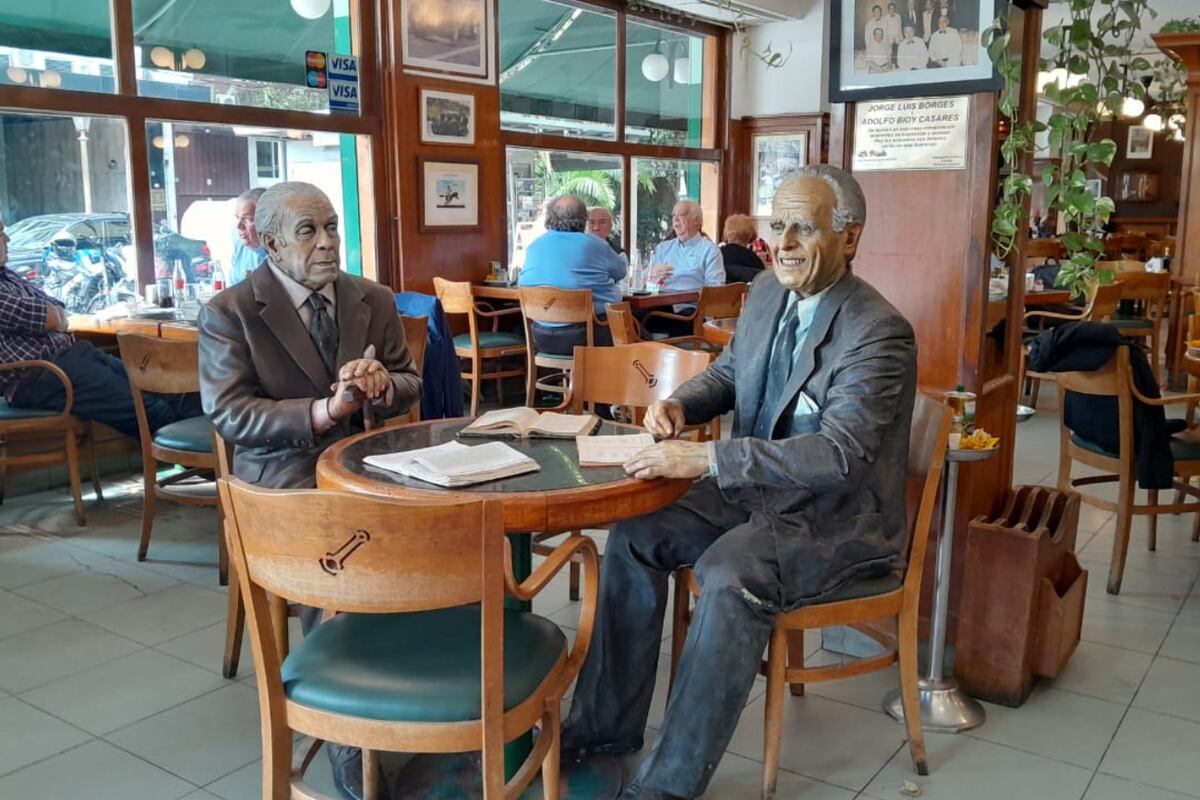 Bioy Casares y Borges, una mesa que recuerda cuando escribían en el bar.(Foto: Cecilia Mansilla)