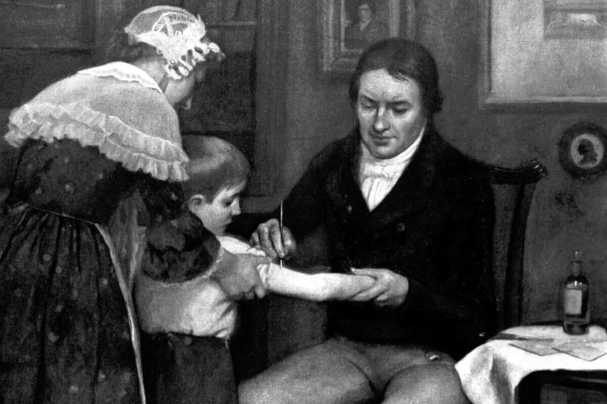 Edward Jenner vacuna contra la viruela a fines del siglo XVIII en Inglaterra. (Pintura de Ernest Board)