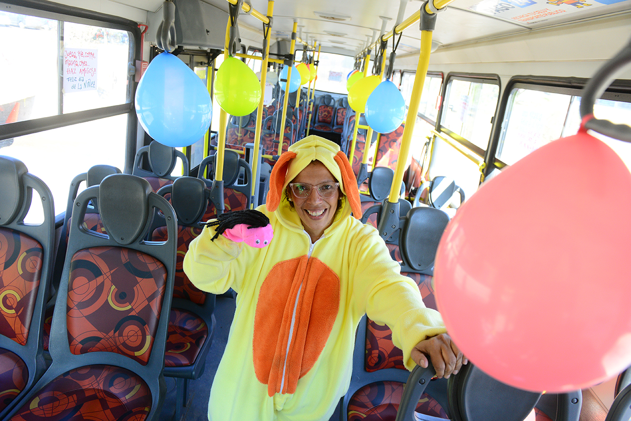 Córdoba. Julieta festejó el Día de la Niñez en un colectivo de Ersa (José Hernández/La Voz).