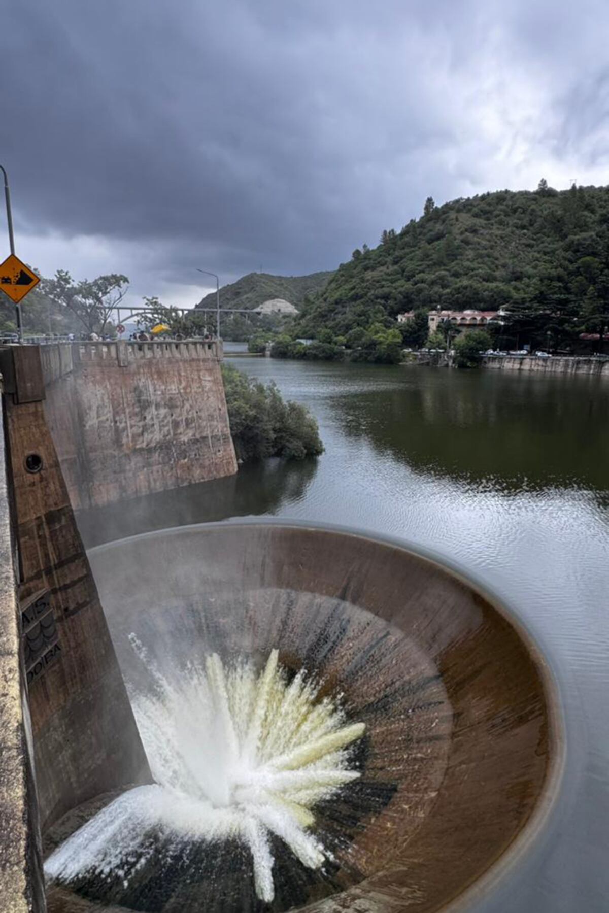 El dique san Roque después de las intensas lluvias caídas: el agua excedente cae al embudo.  (La Voz)