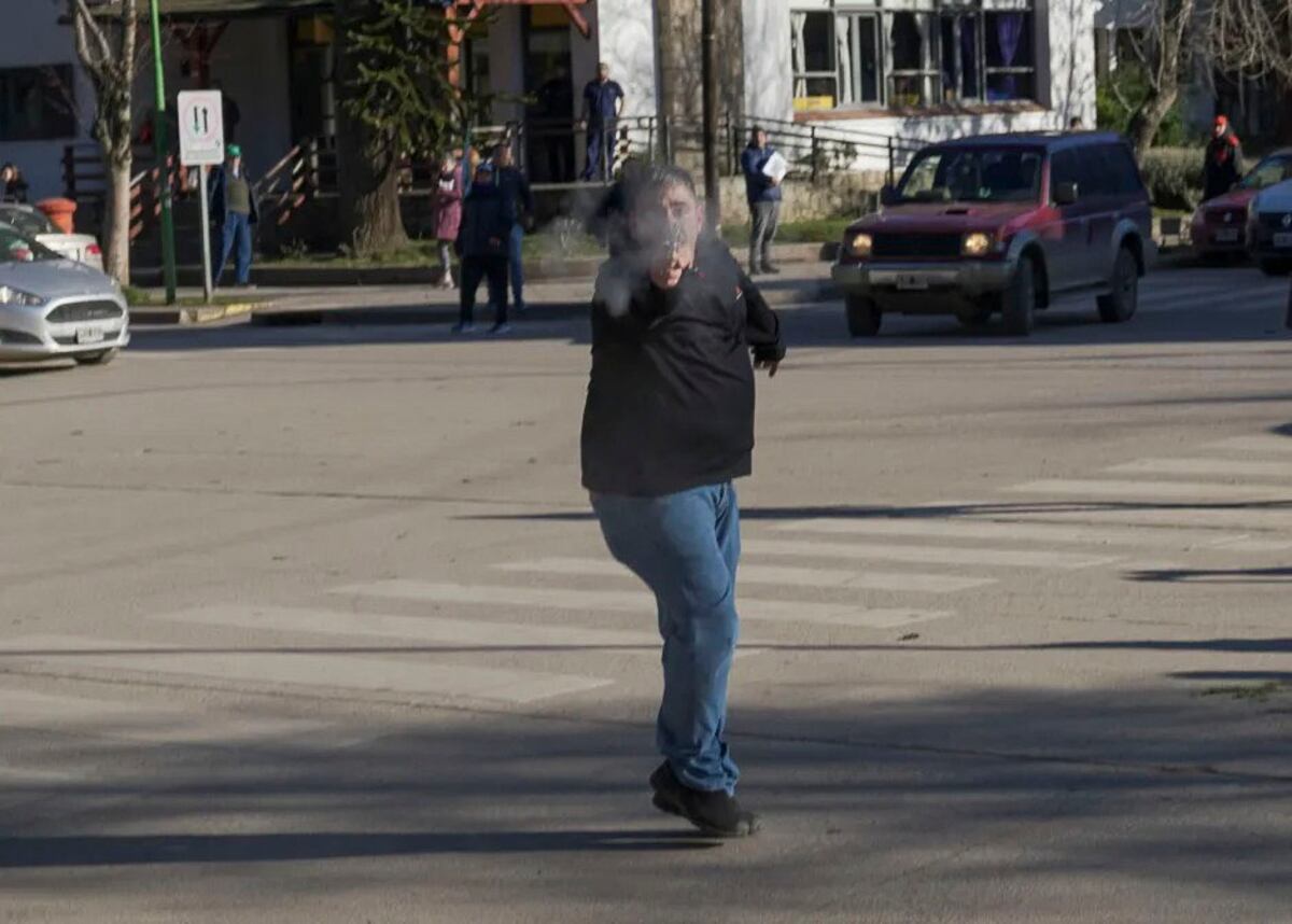 Una protesta de trabajadores estatales frente a la Municipalidad. (Gentileza Federico Soto/Télam)
