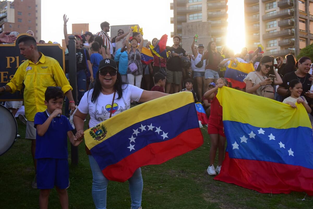 Venezolanos en Córdoba se reunieron en Plaza España para festejar la detención de Nicolás Maduro. (Jorge Peñaranda / La Voz)