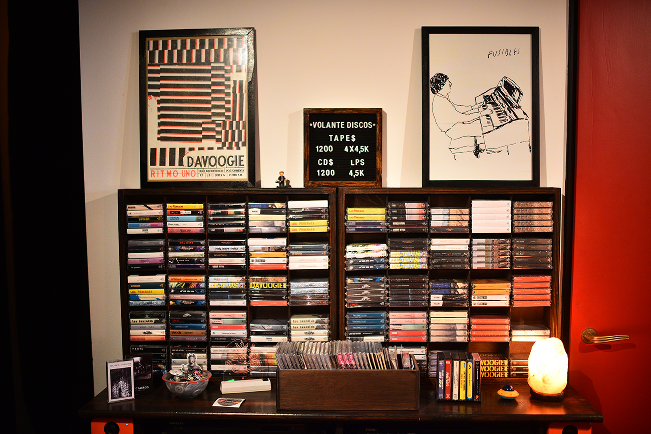 Ediciones físicas de cassettes, cd´s y vinilos en el estudio de Juan Morán Foto: (Pedro Castillo / La Voz)