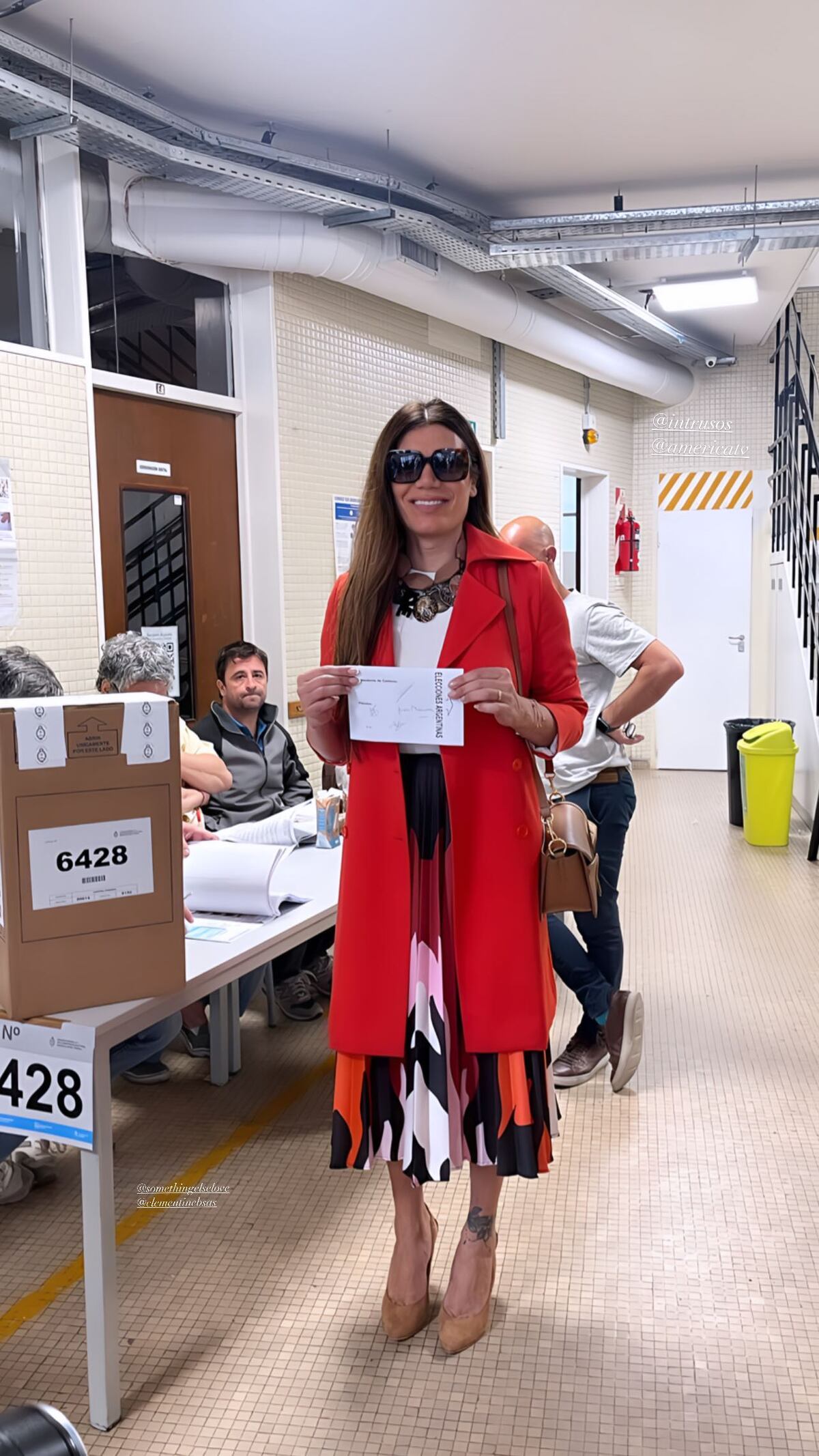 Flor de la V fue a votar con look tan canchero como elegante. (Instagram @flordelave)