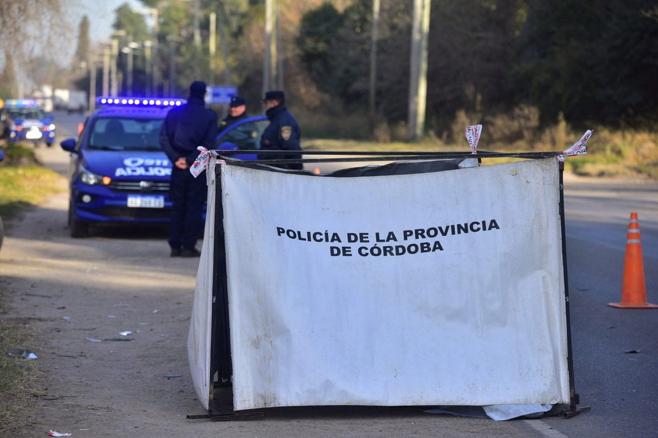 Un hombre fue aplastado por un camión mientras intentaba cruzar la Avenida Malvinas Argentinas. (José Gabriel Hernández / La Voz)