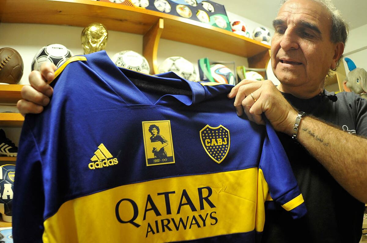 Alfredo Chaguri es contador y fanatico de Boca y de Diego Maradona a quien ha seguido por todo el mundo en mundilaes y en Boca y tiene diversos recuerdo con el y sobre a 10 meses de su muerte lo recuerda 23 septiembre 2021 foto Javier Ferreyra