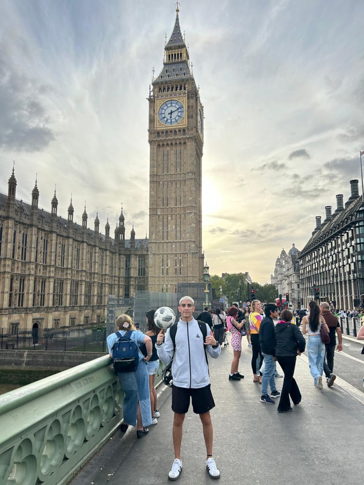 Nicolás Agustinoy, cordobés que está compitiendo en un gran evento de freestyle en Londres. (Gentileza)