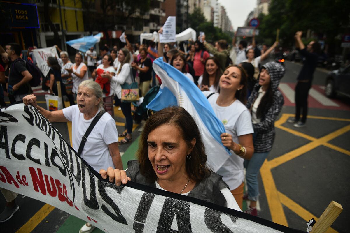 Cruces entre la Policía y los docentes autoconvocados que quieren instalar la carpa blanca en el centro de Córdoba. (Pedro Castillo / La Voz)