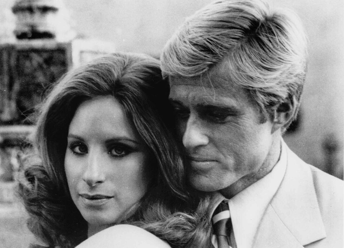 Esta foto de archivo de 1973, publicada originalmente por Columbia Pictures, muestra a Barbra Streisand, a la izquierda, y a Robert Redford en una escena de la película "Tal como éramos". Marvin Hamlisch, director de orquesta y compositor galardonado, conocido por la canción "Tal como éramos", falleció el lunes 6 de agosto de 2012 en Los Ángeles. Tenía 68 años. (Foto AP/Columbia Pictures, archivo)