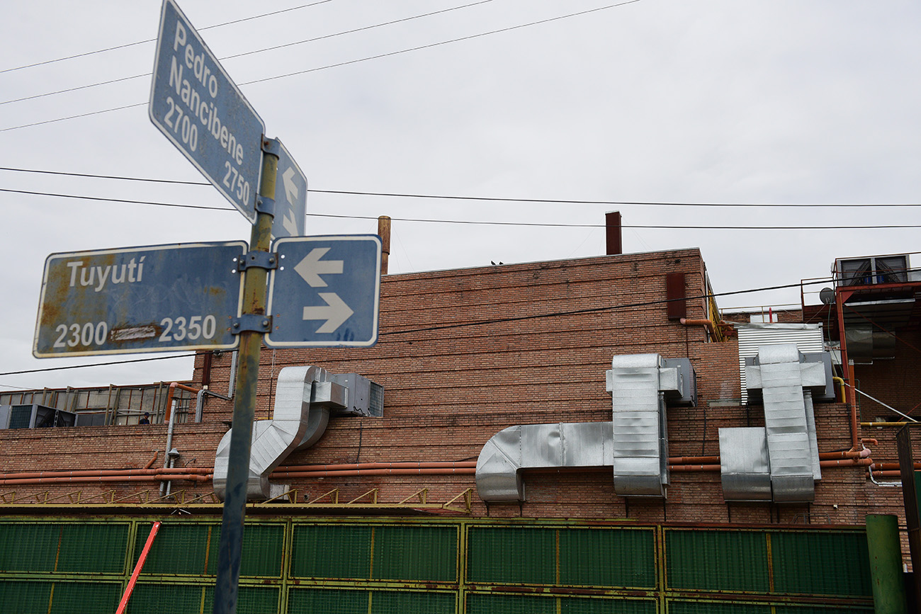 Vecinos del Shopping de Villa Cabrera se quejan del riuo que producen los aires acondicionados. (José Gabriel Hernández / La Voz)