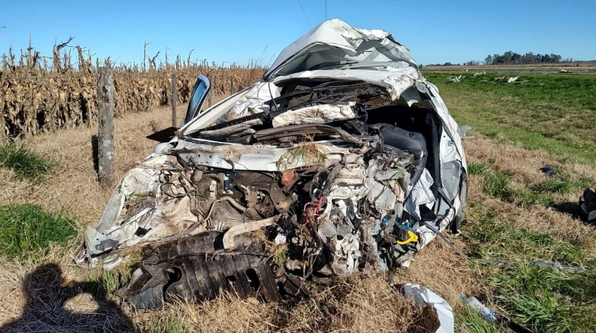 Un camionero chocó con un auto en Pehuajó y tres personas fallecieron: las impactantes imágenes. (Gentileza)
