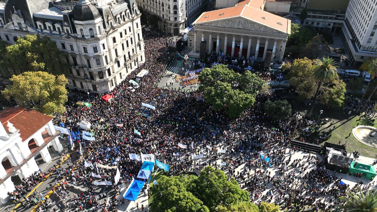 Buenos Aires. Multitudinaria despedida al Papa en la catedral porteña (Clarín).