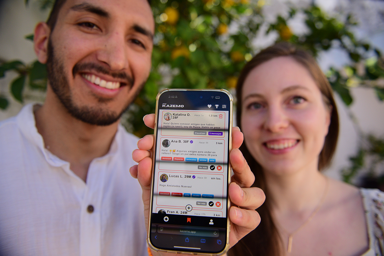 Tomás y Catalina Ojeda, creadores de “Kazemo”, una plataforma para hacer amigos proponiendo salidas o actividades.  (José Gabriel Hernández / La Voz)