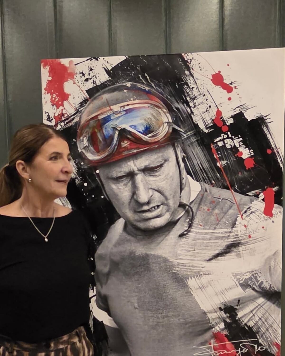 Romina Fangio junto a sus obras. Foto: prensa.