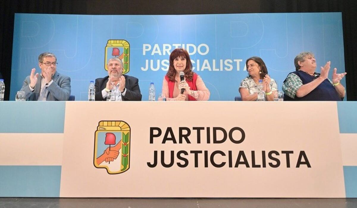 Decisión. Como presidenta del PJ nacional, Cristina Kirchner ya decidió la intervención del PJ en cuatro distritos. Esto generó alarma en el PJ cordobés. (La Voz / Archivo)