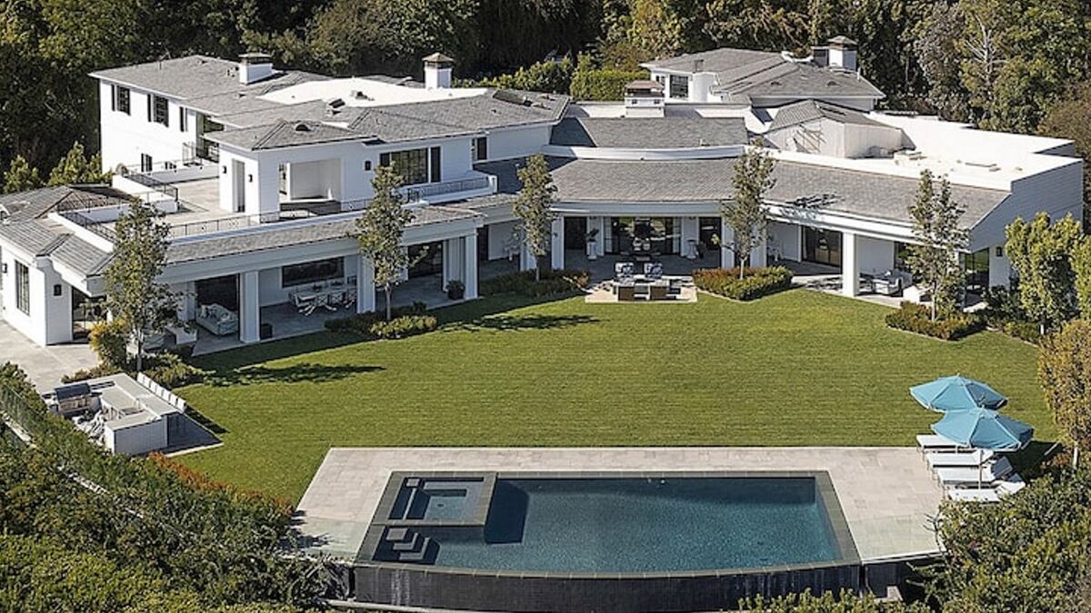 Jennifer Lopez y Ben Affleck compraron esta enorme mansión en Los Ángeles que cuenta con lujos extremos y por la cual pagaron 60.850.000 millones de dólares. Ahora la quieren vender más cara.