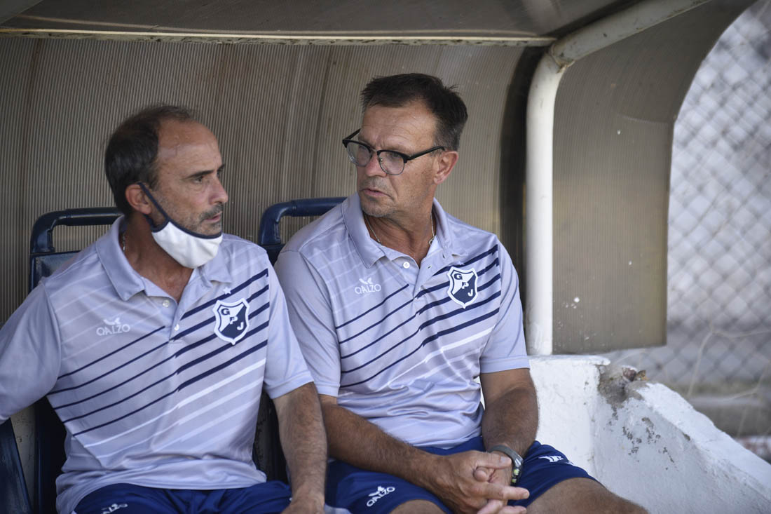 Zabala (de anteojos ) DT de Juniors. Sigue en el cargo. (Ramiro Pereyra /La Voz)