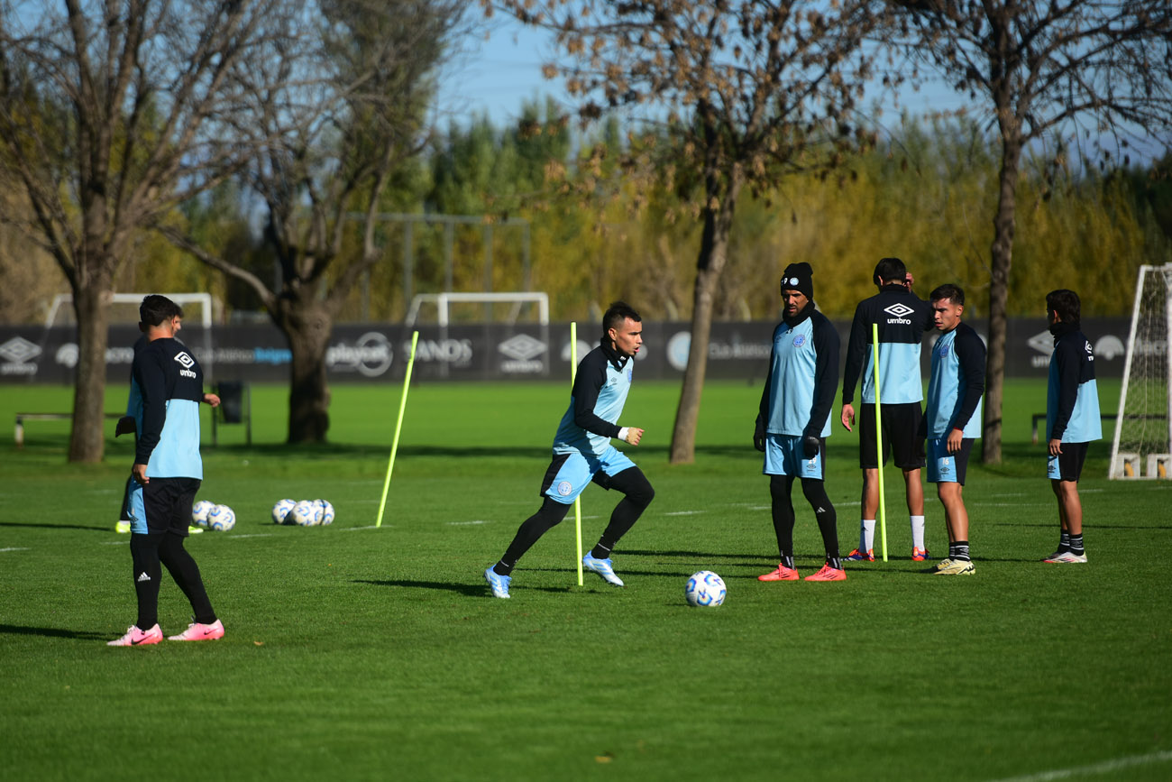 El plantel de Belgrano entrenó en el predio de Villa Esquiú. (Nicolás Bravo / La Voz)