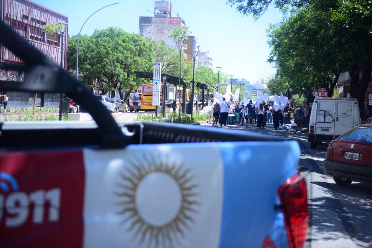 Córdoba. El SEP marcha hacia la Unicameral para rechazar la suba en los aportes a la Caja de Jubilaciones. (José Gabriel Hernández / La Voz)