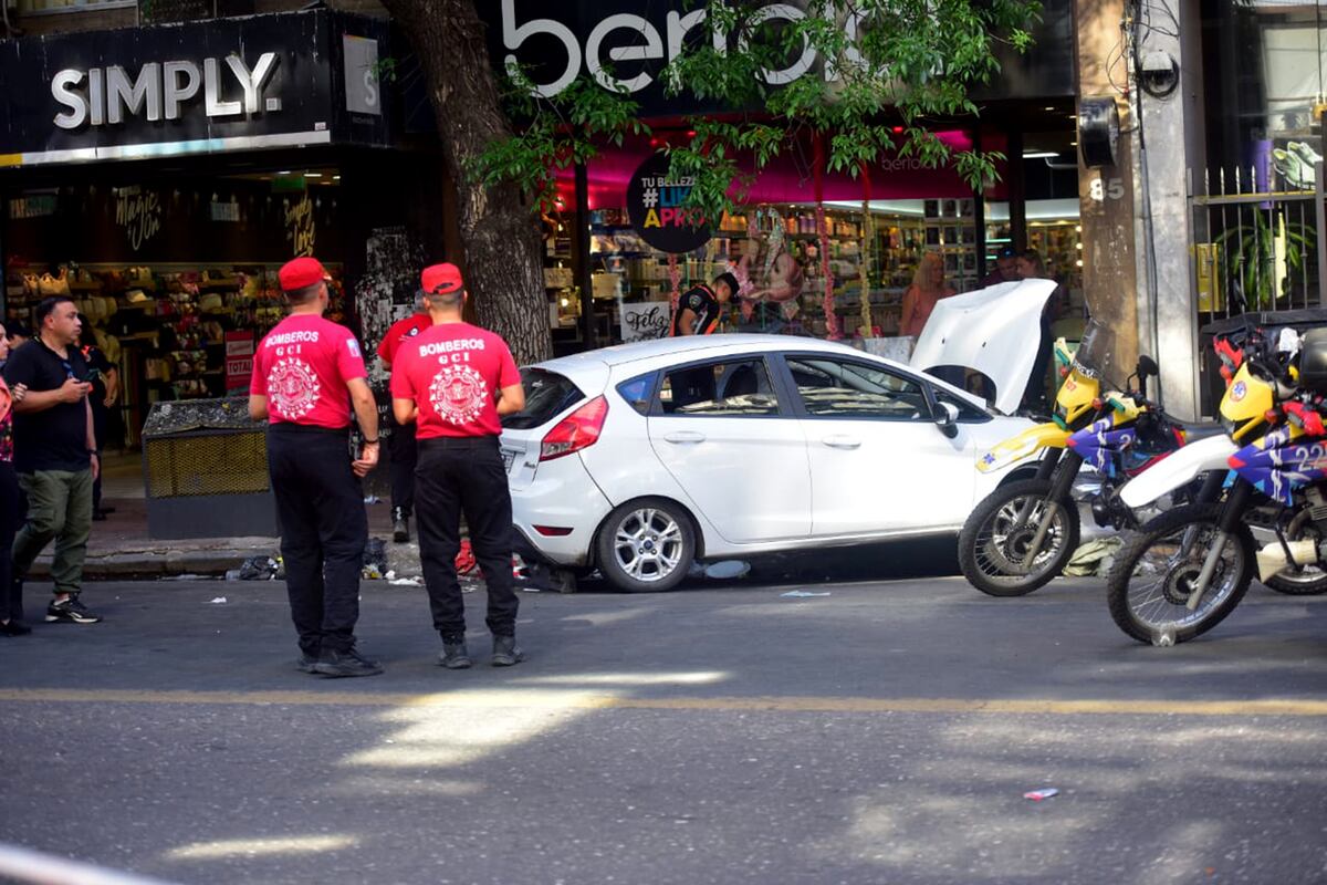Grave siniestro. Un auto atropelló a varias personas en el Centro de la ciudad de Córdoba. (Javier Ferreyra / La Voz)