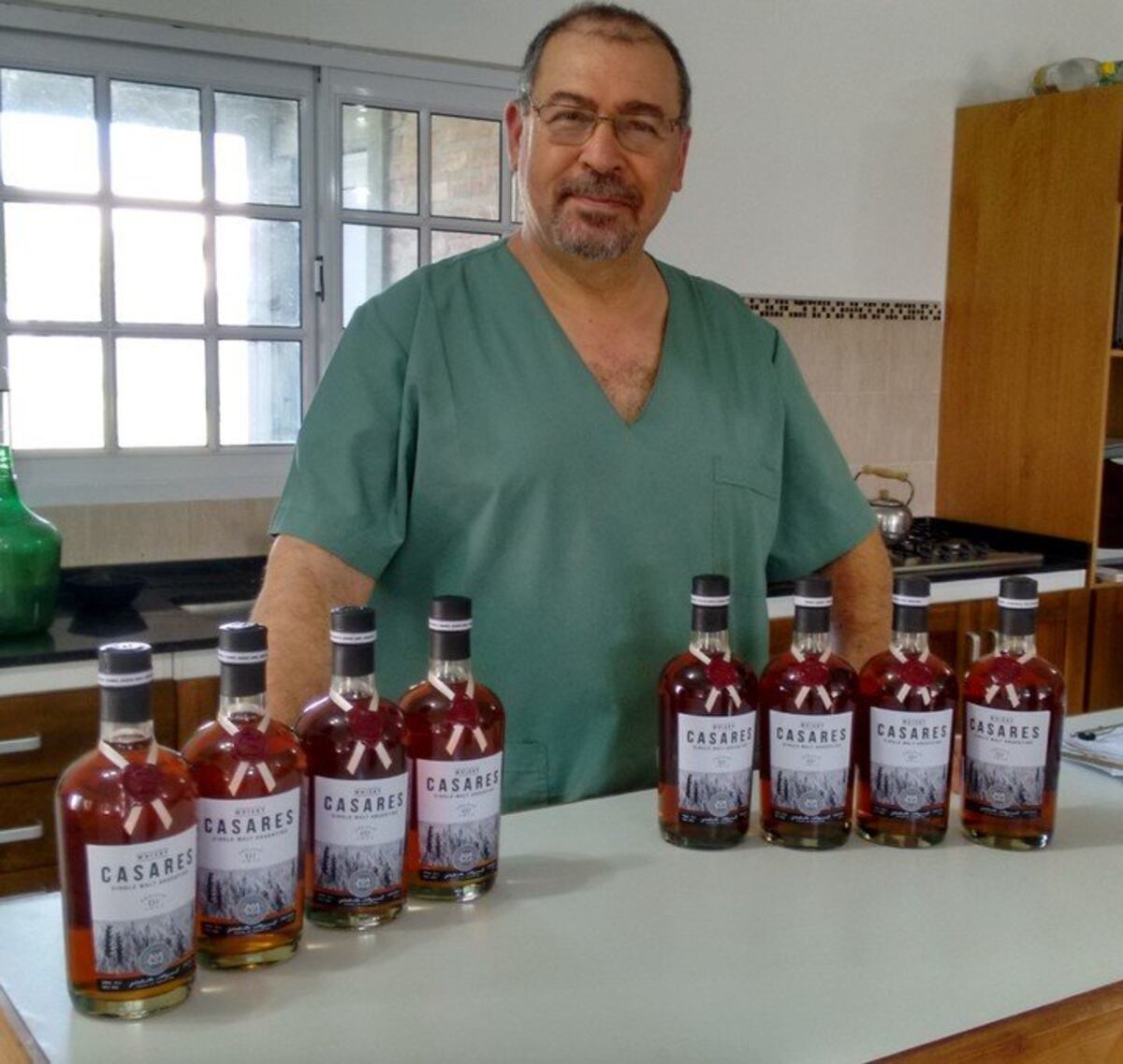 El médico cirujano con sus botellas de whisky. (Clarín)