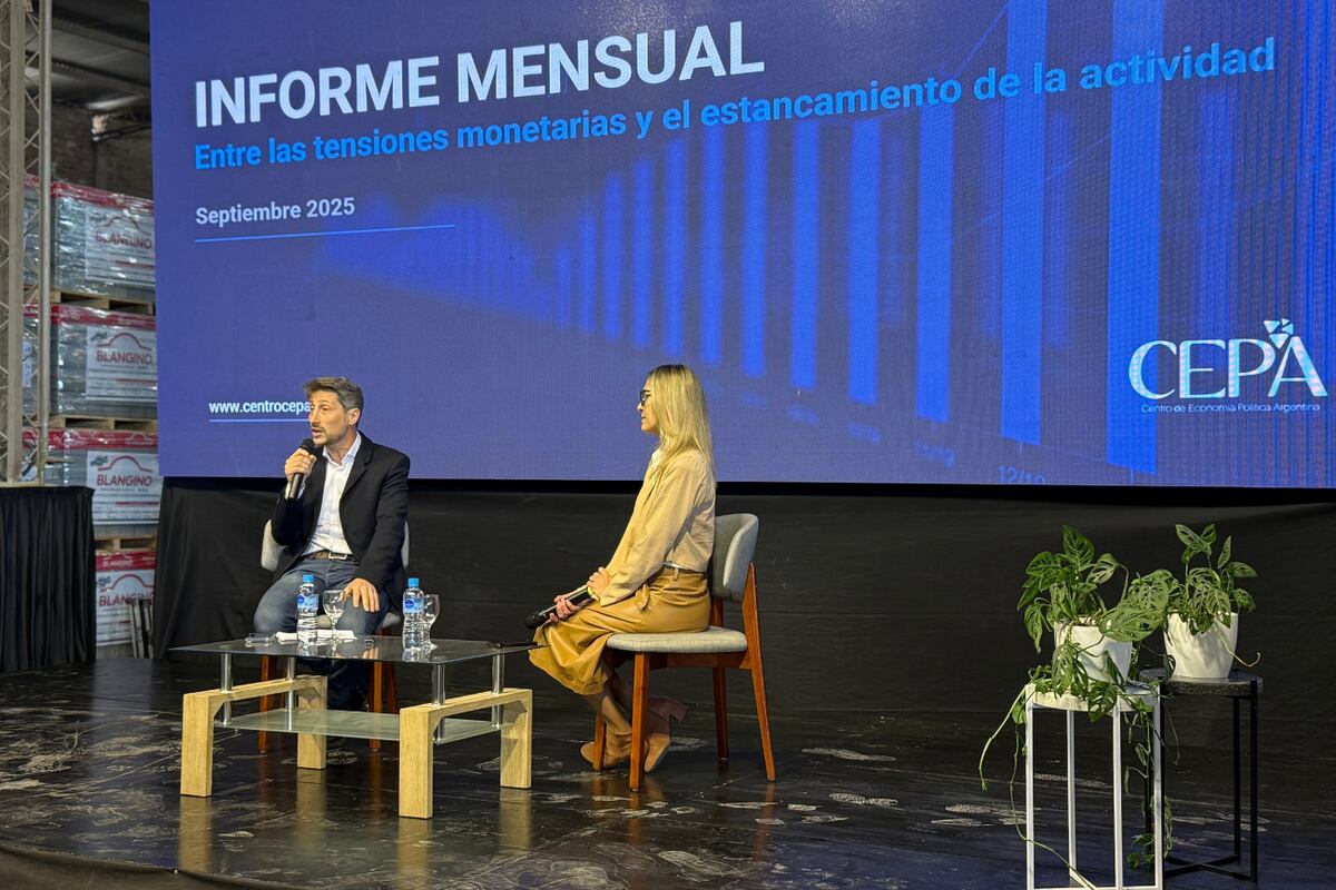El encuentro contó con tres paneles de especialistas que hablaron de diferentes temáticas tanto locales como internacionales. En la foto se ve el Panel 1 de "Geopolítica y economía mundial" donde participaron Hernán Letcher y Gisela Veritier.