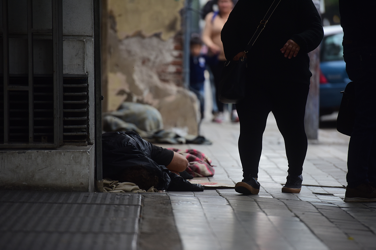 Dormir en la calle. Personas en situación de calle duermen en plazas y veredas. (José Gabriel Hernández / La Voz)