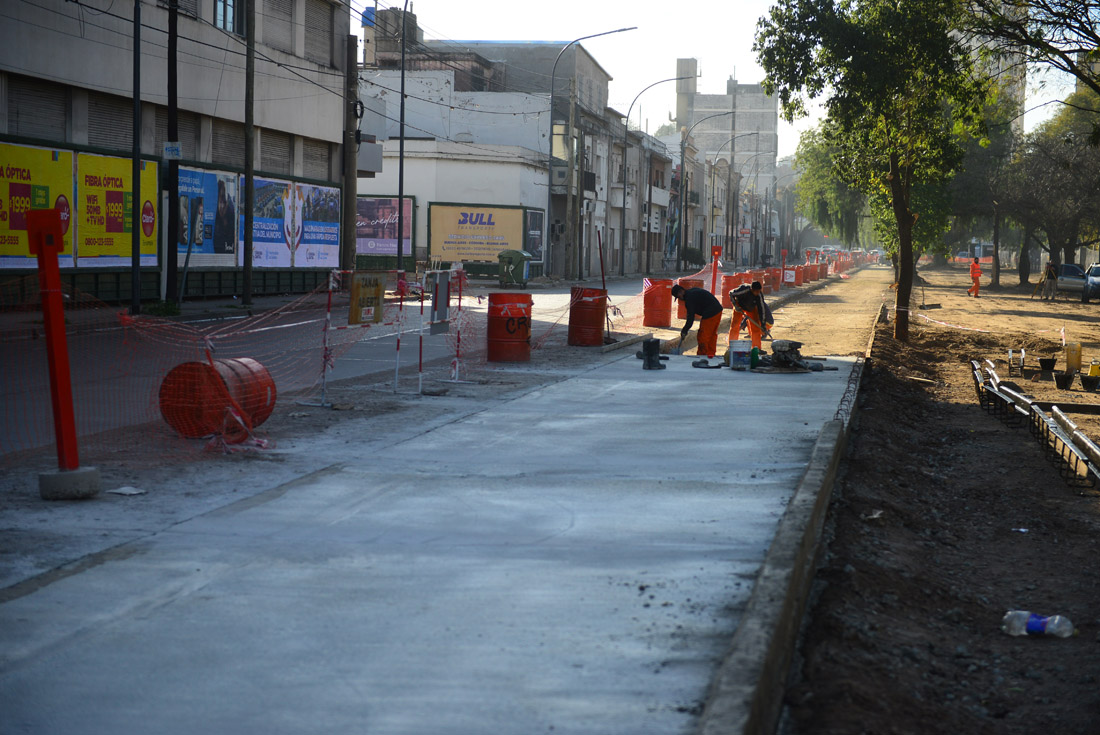 Cuadrillas trabajan en el bulevar Las Heras, en los límites de las obras del parque Las Heras. (Nicolás Bravo)