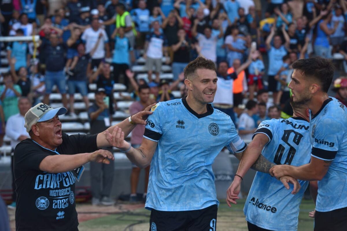 Pablo Vegetti festeja el 1-0 de Belgrano ante River en el estadio Mario Alberto Kempes por la segunda fecha de la Liga Profesional