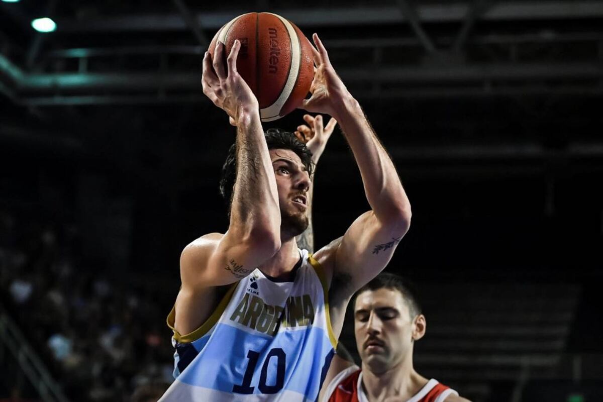 Leandro Bolmaro en acción en el duelo ante Chile, por el clasificatorio hacia la Americup 2025. (Prensa CAB)