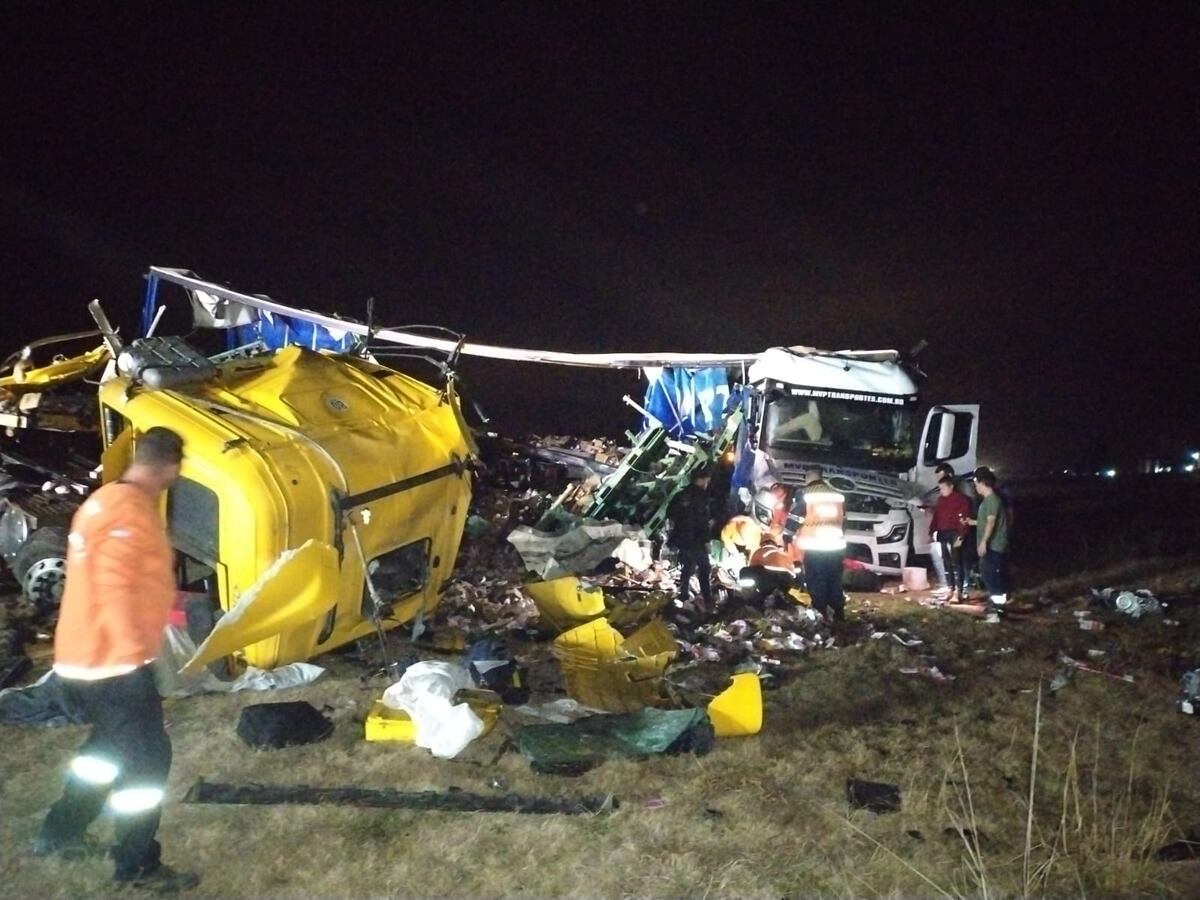 Chocaron dos camiones de frente en cercanías de General Roca y murió uno de los conductores.