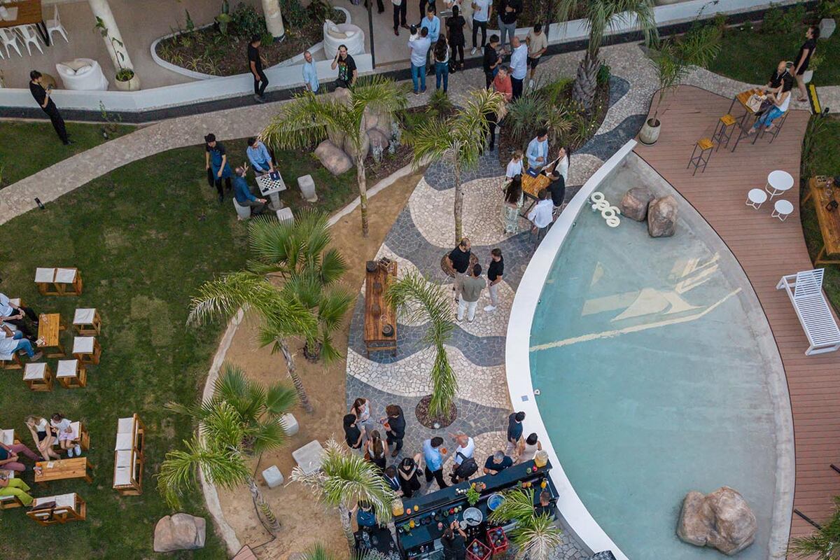 Amenities que se destacan: piletas, quinchos y un parque central con árboles autóctonos, entre otros.